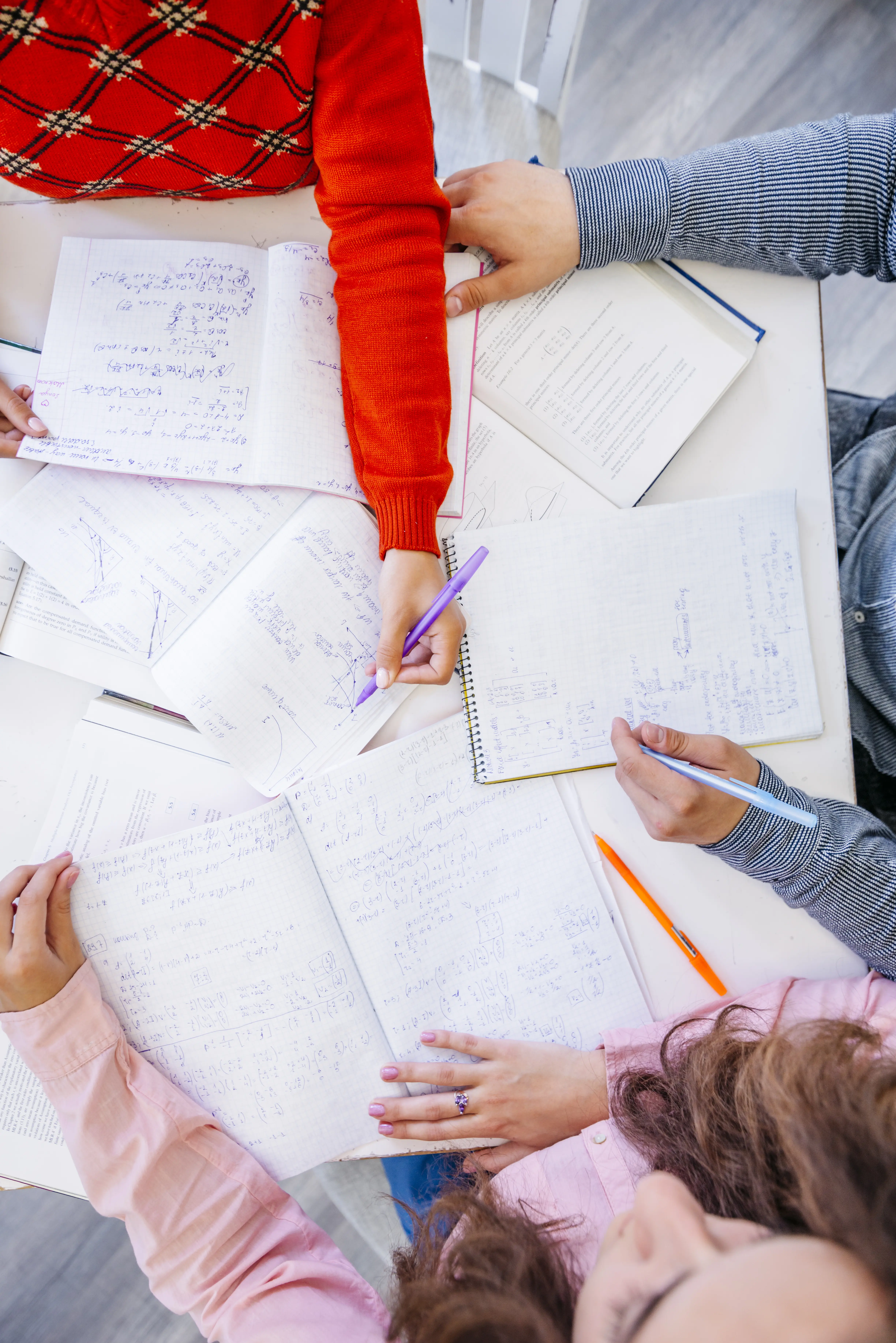 Schüler beim gemeinsamen Lösen von Matheaufgaben mit Bremen-Pass Förderung